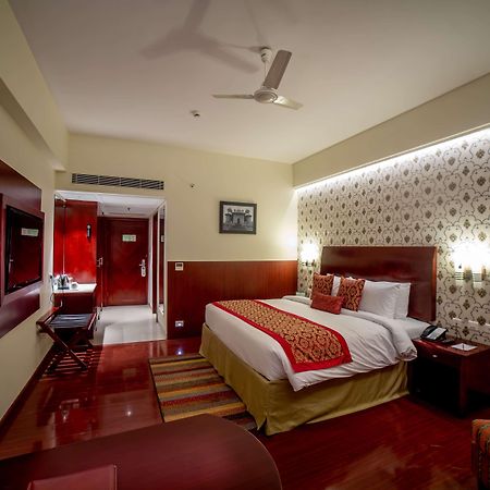 Ramada By Wyndham Jaipur Jaisinghpura Hotell Exteriör bild