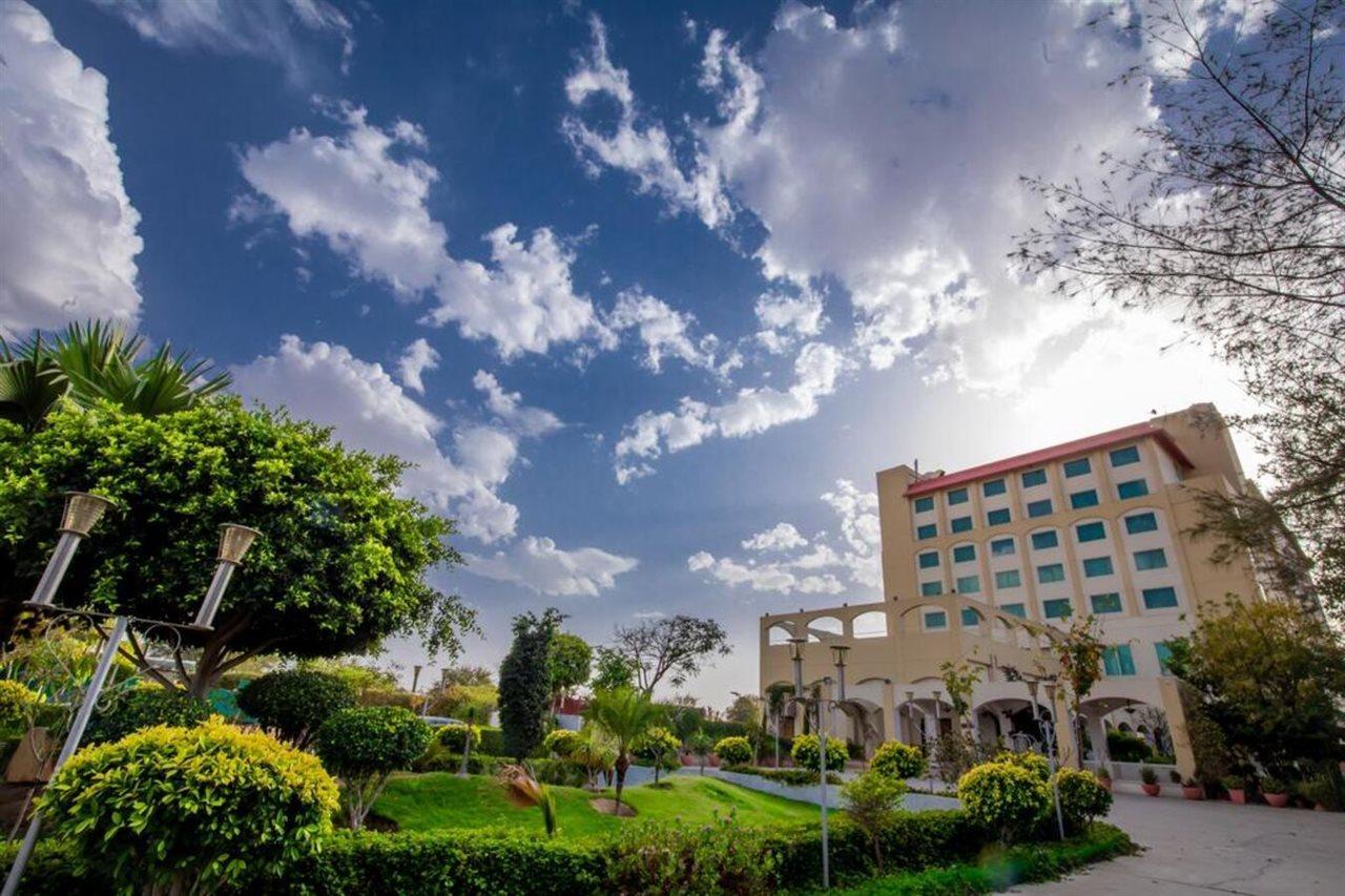 Ramada By Wyndham Jaipur Jaisinghpura Hotell Exteriör bild