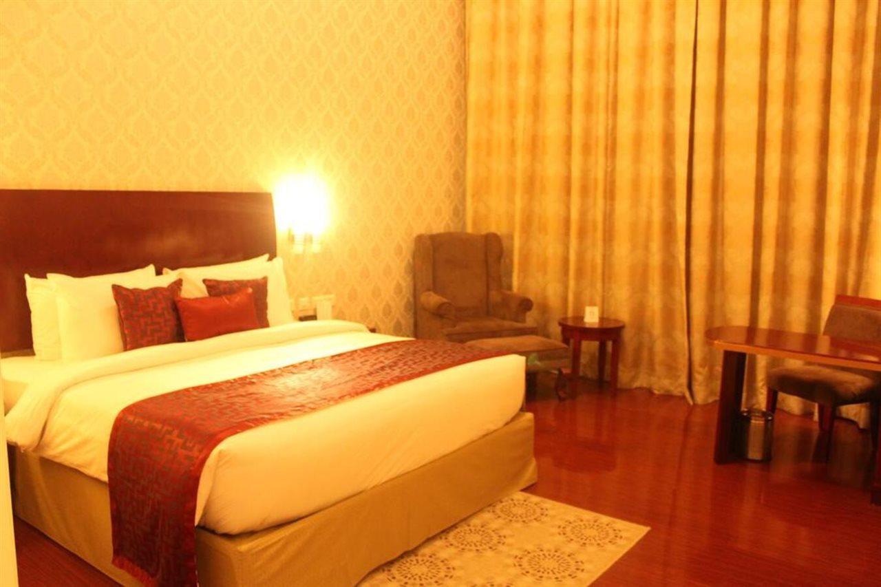 Ramada By Wyndham Jaipur Jaisinghpura Hotell Exteriör bild