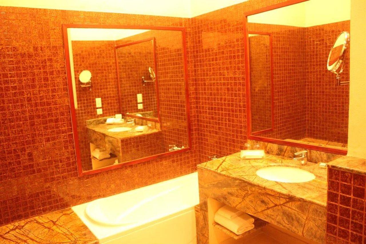 Ramada By Wyndham Jaipur Jaisinghpura Hotell Exteriör bild