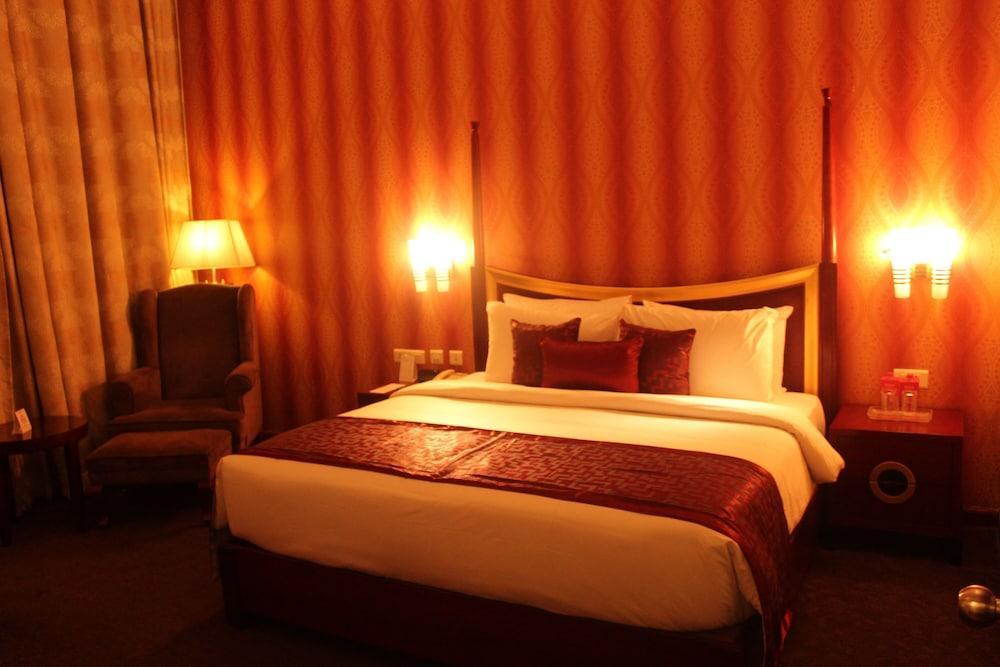 Ramada By Wyndham Jaipur Jaisinghpura Hotell Exteriör bild