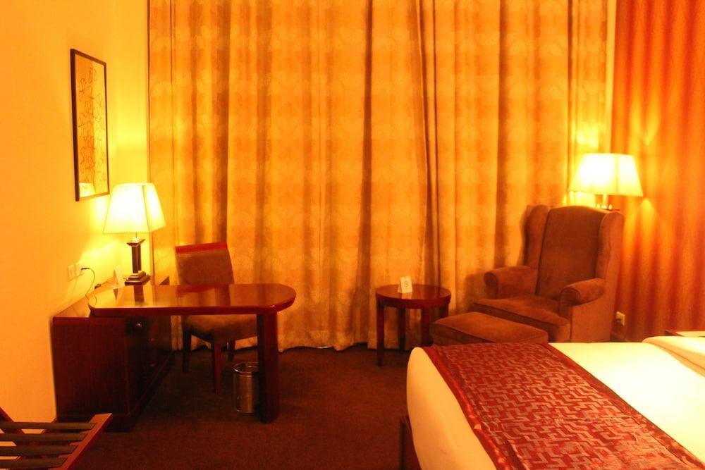 Ramada By Wyndham Jaipur Jaisinghpura Hotell Exteriör bild