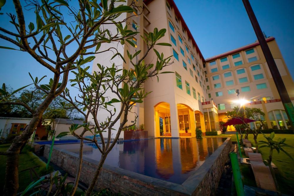 Ramada By Wyndham Jaipur Jaisinghpura Hotell Exteriör bild