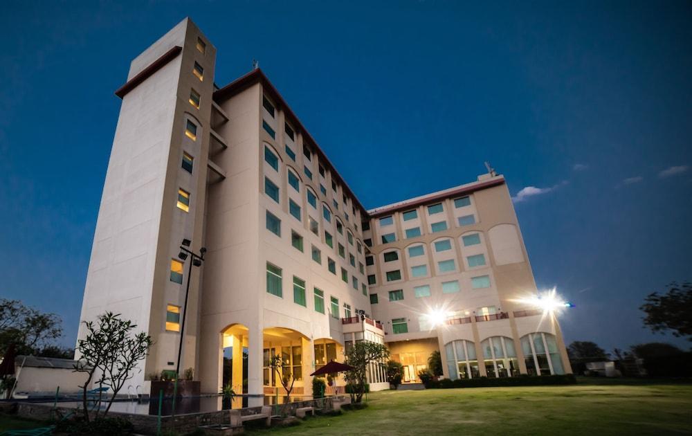 Ramada By Wyndham Jaipur Jaisinghpura Hotell Exteriör bild