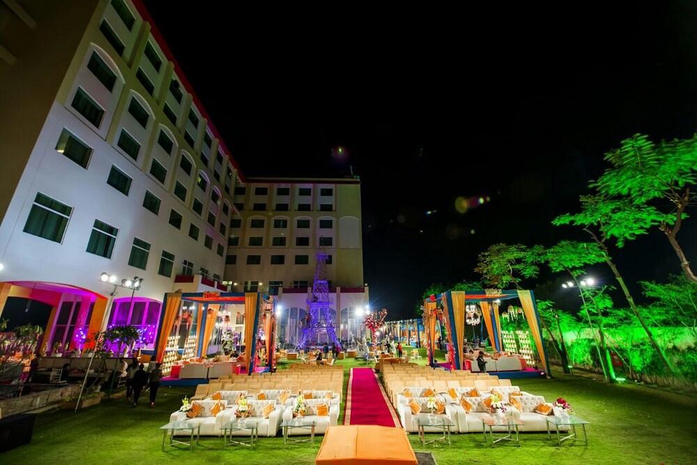Ramada By Wyndham Jaipur Jaisinghpura Hotell Exteriör bild