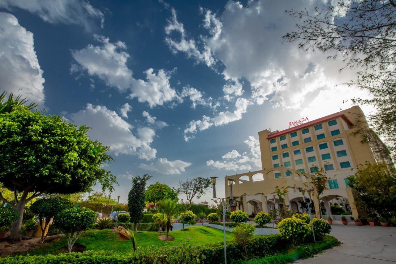 Ramada By Wyndham Jaipur Jaisinghpura Hotell Exteriör bild