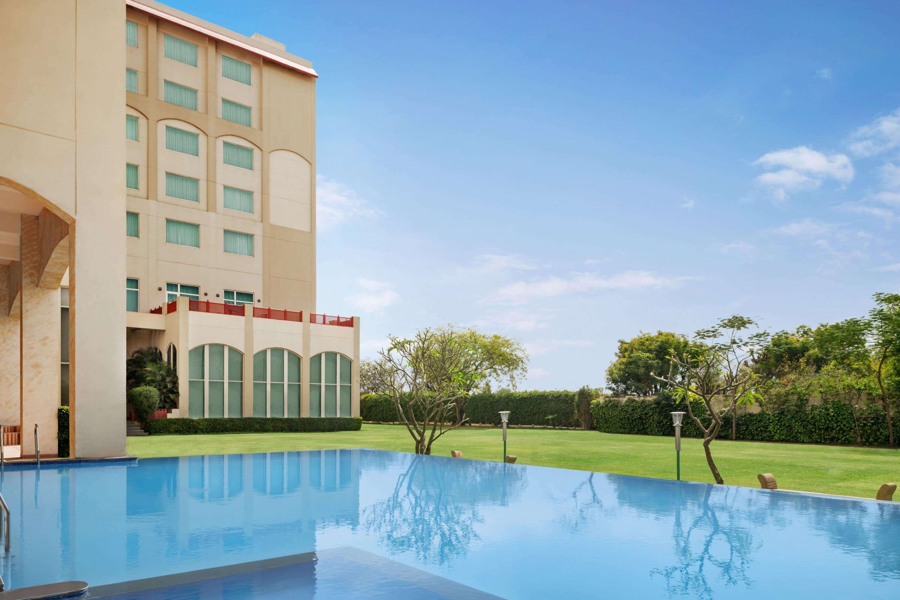 Ramada By Wyndham Jaipur Jaisinghpura Hotell Exteriör bild