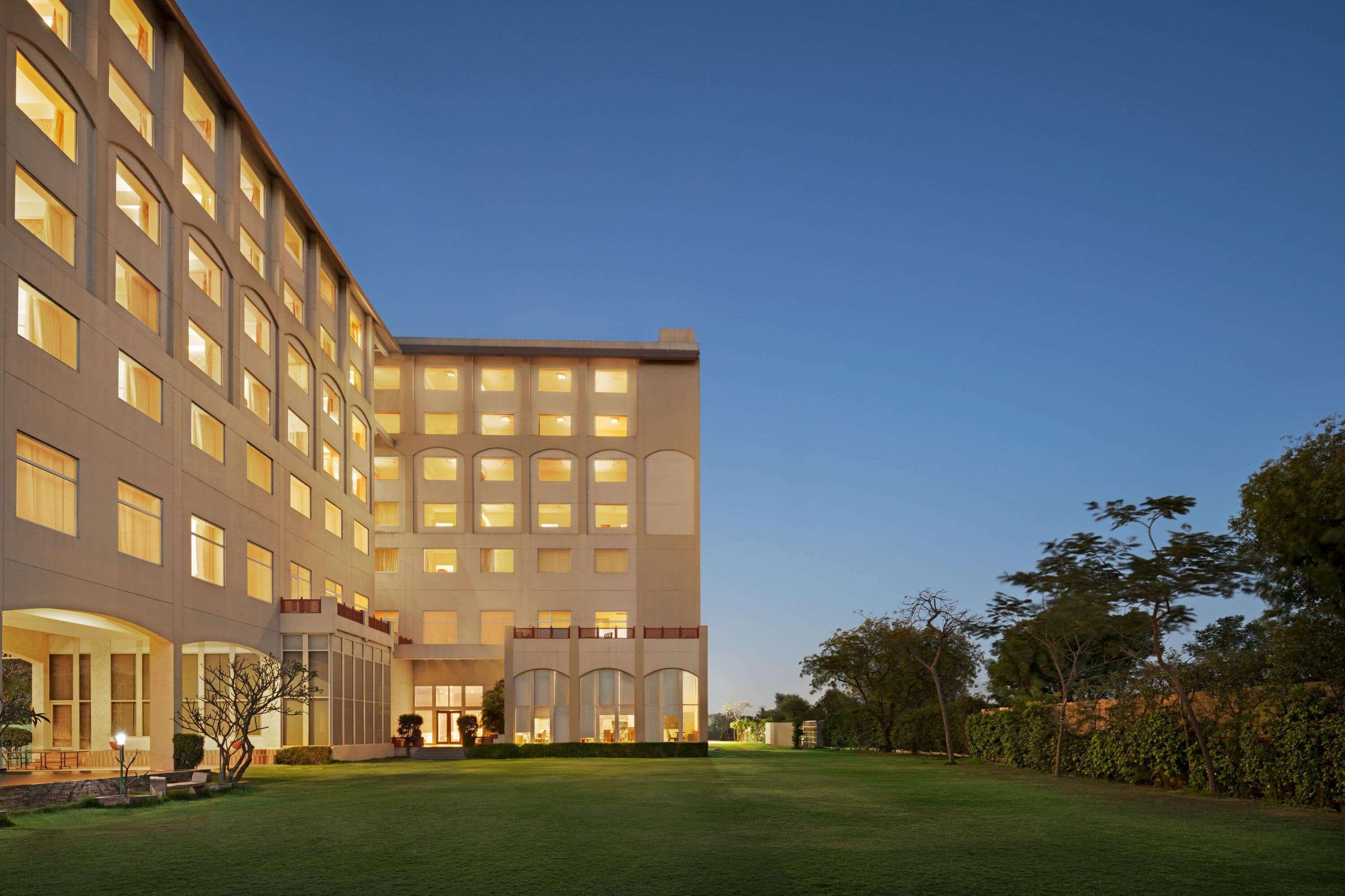 Ramada By Wyndham Jaipur Jaisinghpura Hotell Exteriör bild