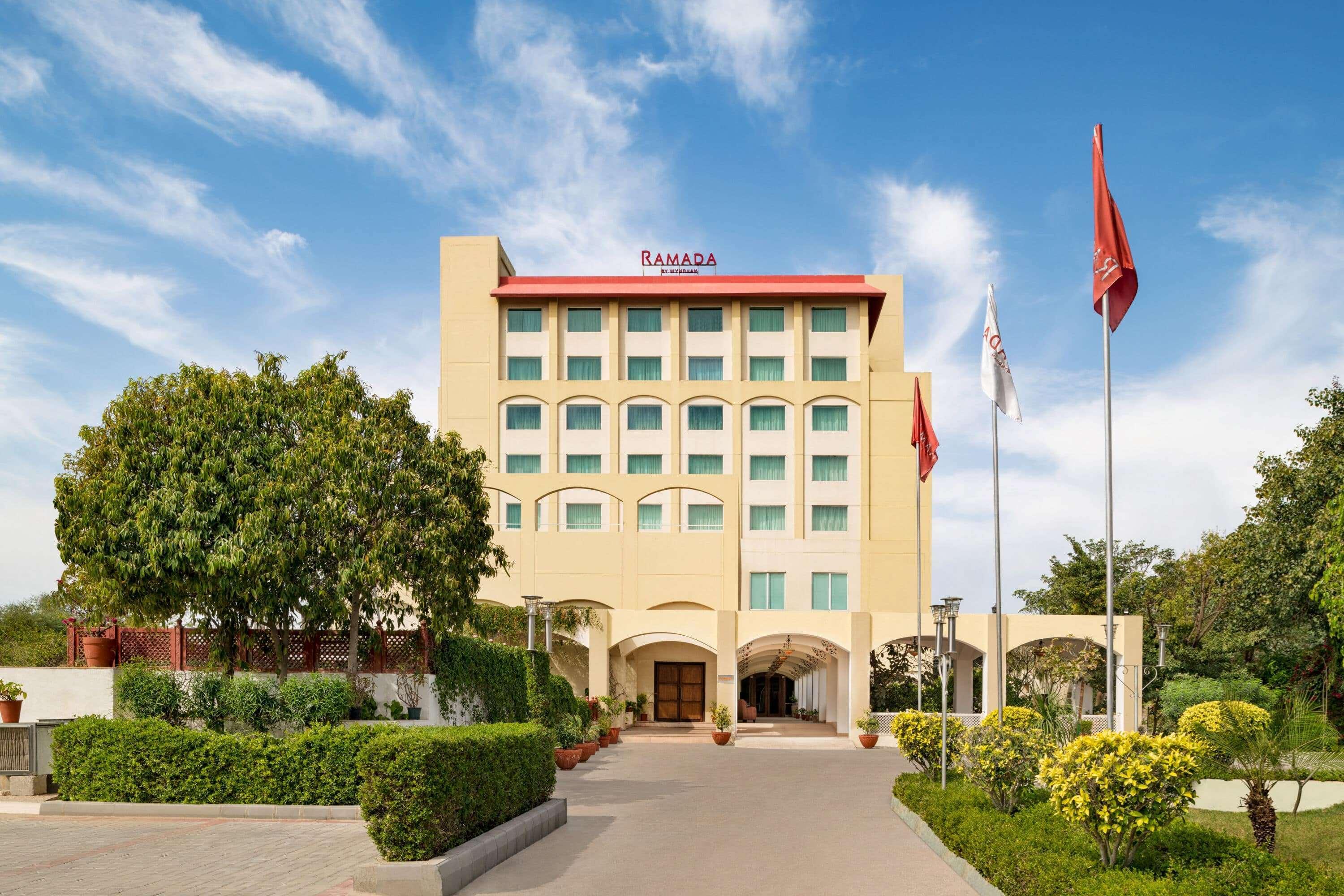Ramada By Wyndham Jaipur Jaisinghpura Hotell Exteriör bild