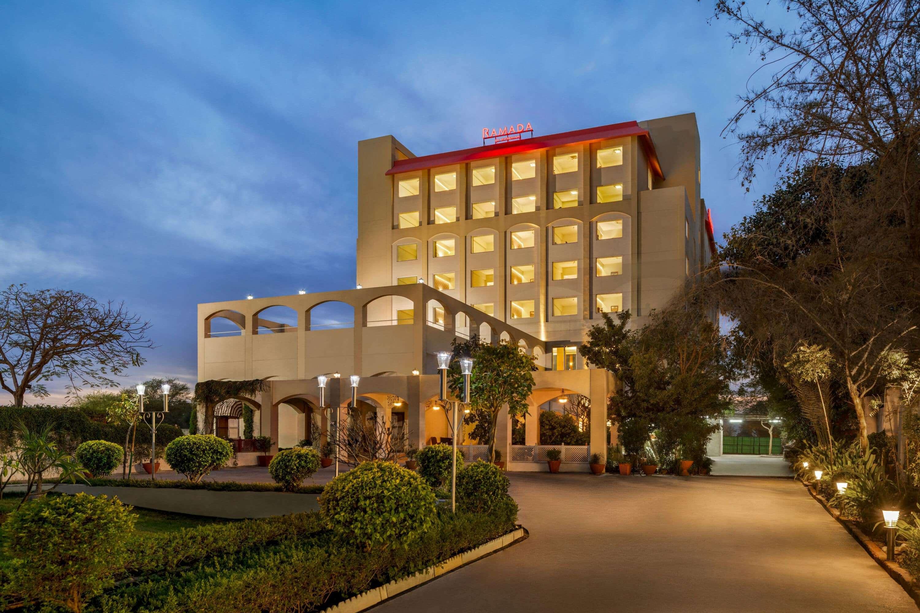 Ramada By Wyndham Jaipur Jaisinghpura Hotell Exteriör bild