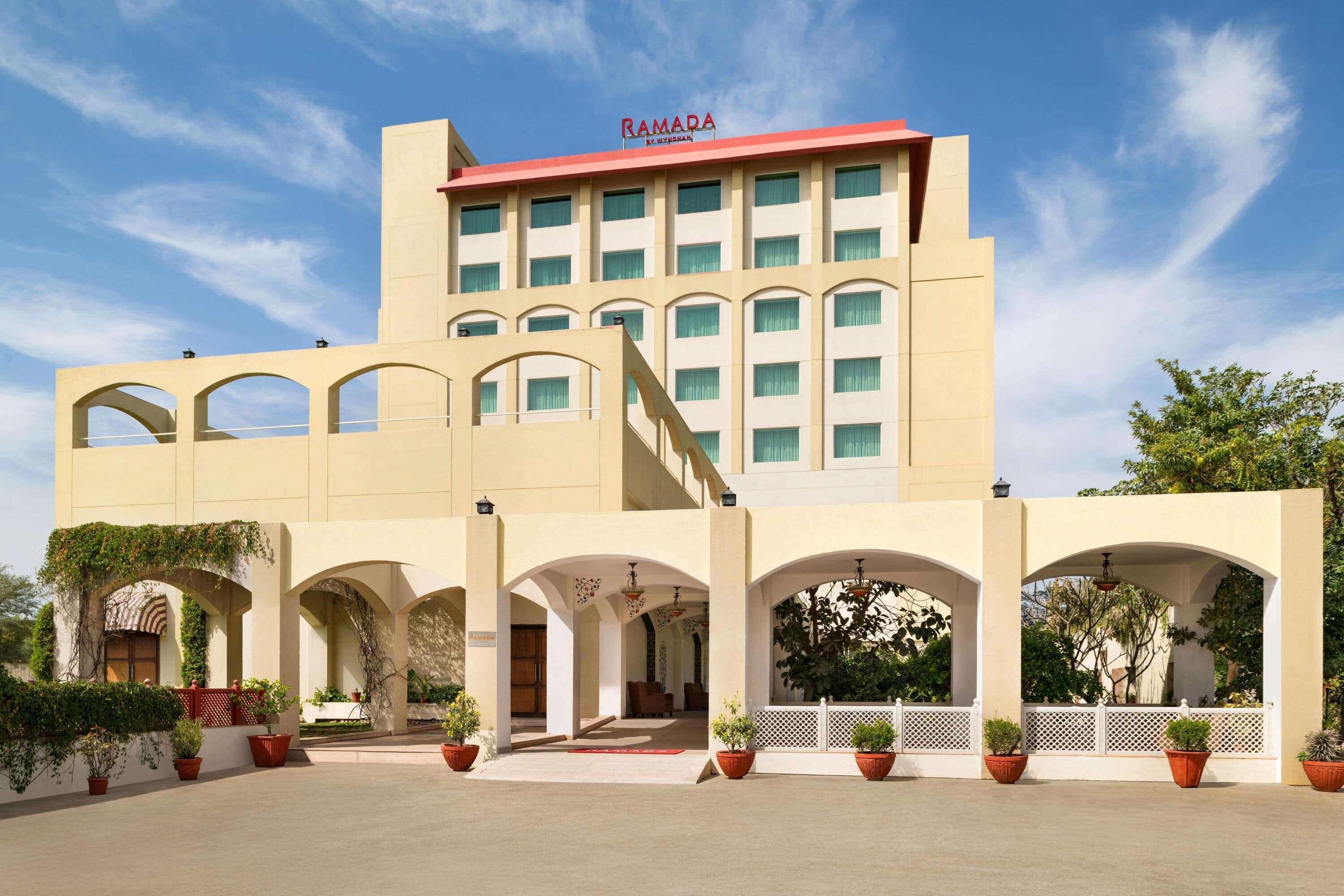 Ramada By Wyndham Jaipur Jaisinghpura Hotell Exteriör bild