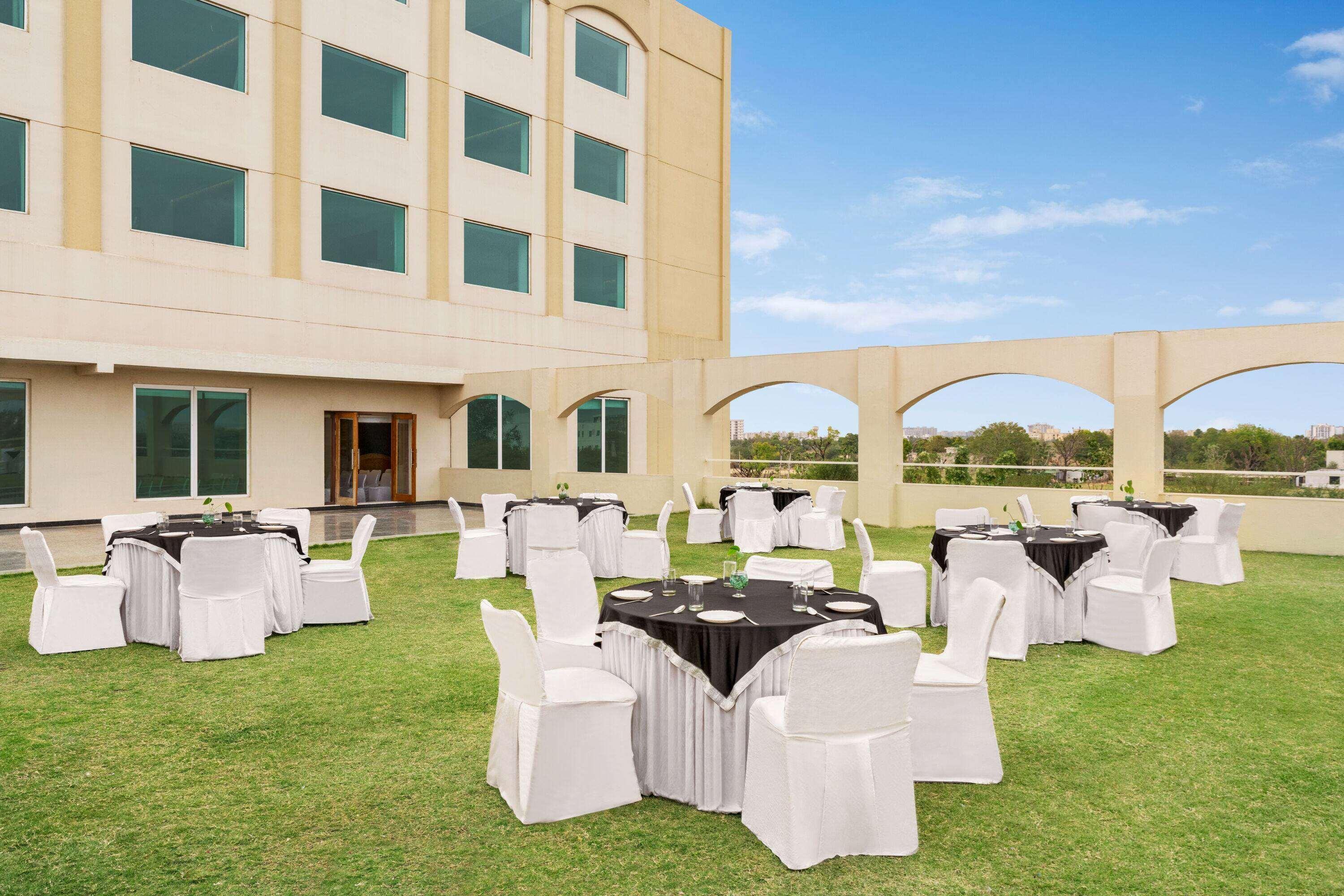 Ramada By Wyndham Jaipur Jaisinghpura Hotell Exteriör bild
