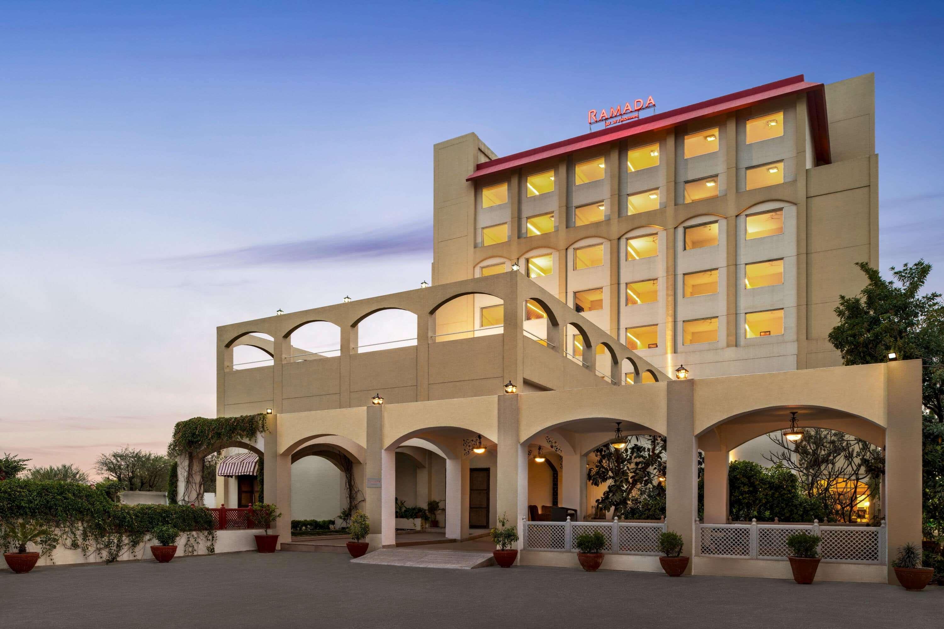 Ramada By Wyndham Jaipur Jaisinghpura Hotell Exteriör bild